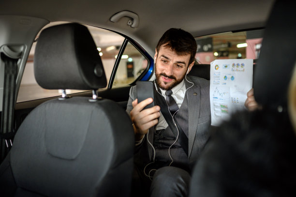 商人在汽车中进行视频通话图片下载