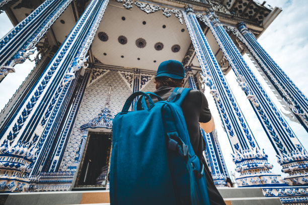 旅行中的男人和泰国寺庙图片下载