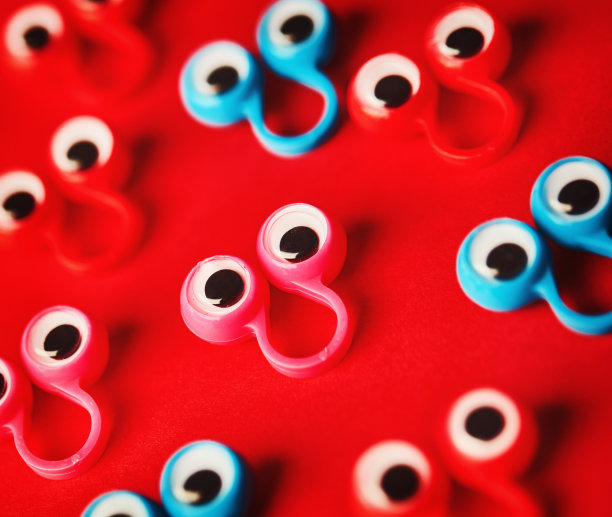 明亮的红色背景上的眼睛图片下载