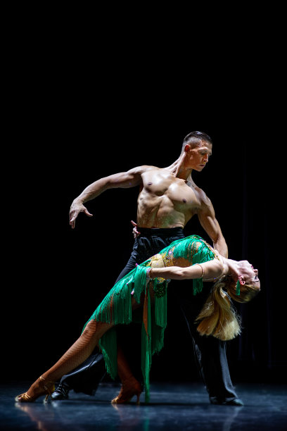 在黑色背景上跳舞的交际舞图片下载