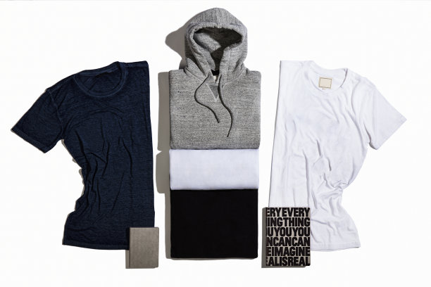 时尚的运动衫和t恤孤立在白色背景图片下载