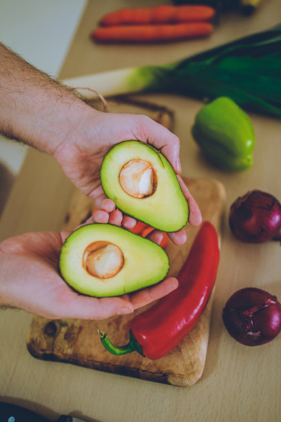 男人拿着打开的鳄梨图片下载