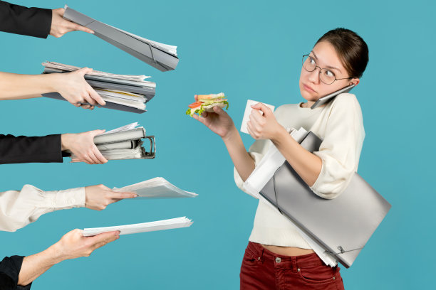 震惊的办公室员工拿着咖啡和三明治看向别处。图片下载