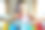 一个女人在购物袋旁边从钱包里拿出信用卡图片下载