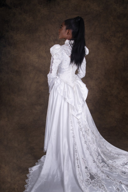 完整的长度工作室拍摄的年轻黑人妇女在80年代风格的婚纱。图片下载