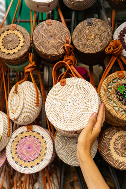 女人购买柳条包素材照片图片下载