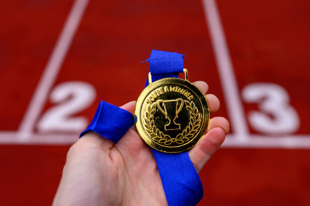 你是一个胜利者，运动照片，红色田径跑道的背景图片下载