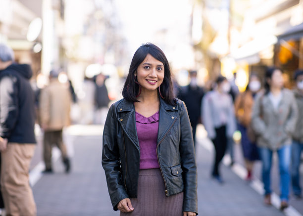 在购物街上行走的亚洲女人的肖像图片下载