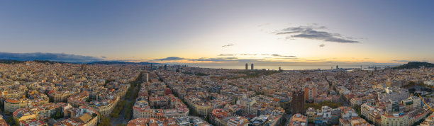 全景无人机航拍著名的直向下视图，eiexample街道和古老的传统建筑和街道交通，美丽的西班牙著名城市网格格局。图片下载