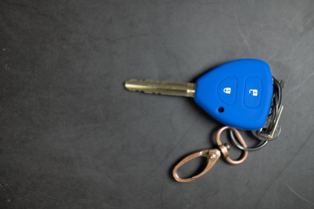 蓝色汽车遥控键盖硅胶上的黑色背景图片下载