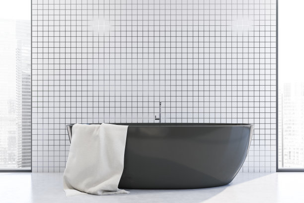 浴室内饰有白色瓷砖和浴缸图片下载