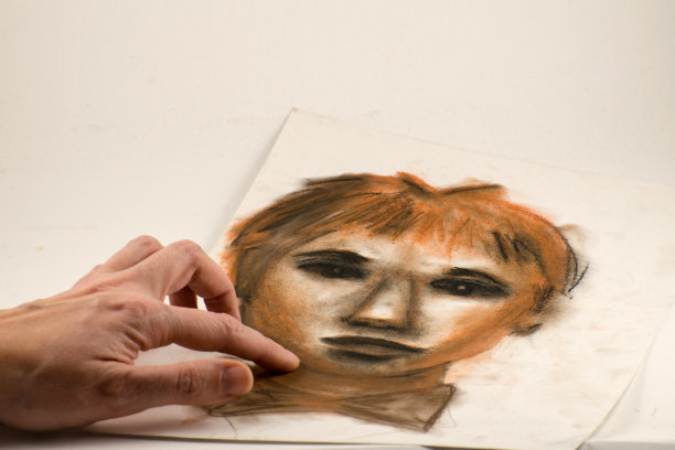 血红色铅笔和木炭绘画：男人肖像图片下载