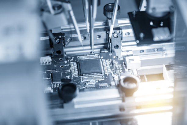 通过自动机器人系统实现计算机主板装配线的自动化操作。图片下载