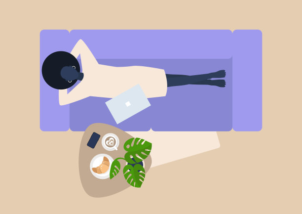 年轻的黑人女性人物躺在沙发上，俯视着客厅，放松着图片下载