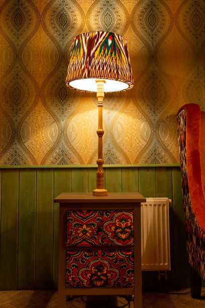 古典落地灯，柔和的灯光和东方的装饰图片下载