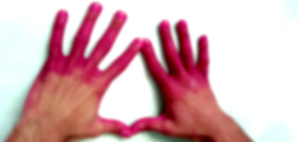 小男孩在节日上用彩粉涂手哦胡里节图片下载