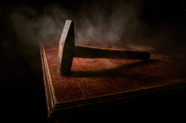 工具工作的概念。铁锤和钉子放在黑色的桌子上图片下载