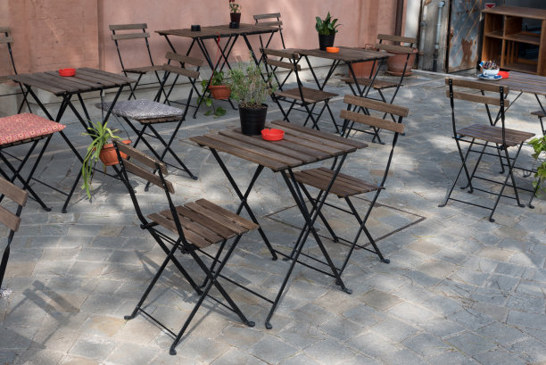 酒吧里的小桌子图片下载