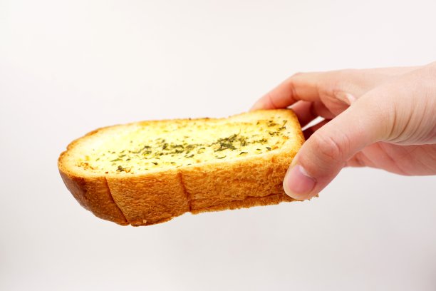 新鲜烤大蒜和黄油面包图片下载