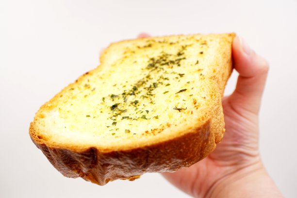 新鲜烤大蒜和黄油面包图片下载