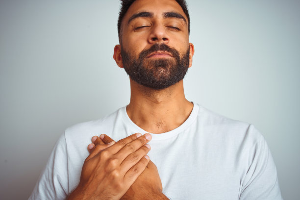 感恩的印度年轻男人，健康概念图片下载