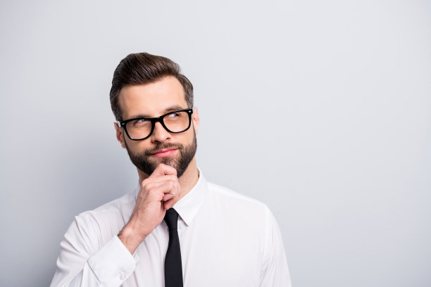 特写照片吸引英俊的商人看空的空间思考好奇的新项目手臂下巴穿specs白色办公室衬衫领带孤立的灰色背景图片下载