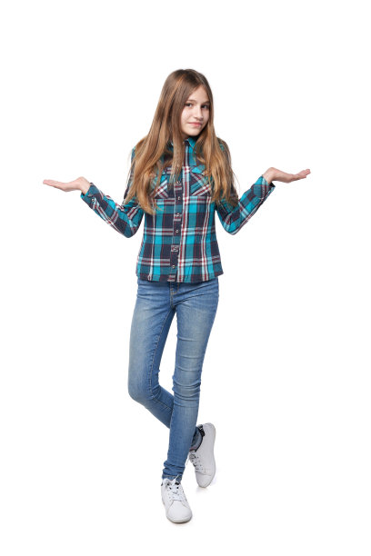 穿着格子衬衫的少女耸了耸肩膀图片下载