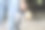 女孩手里拿着一个丑角娃娃。以被摧毁的建筑为背景。孤独的概念。被遗弃的孩子。暴力的家庭图片下载