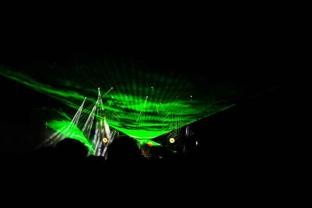 许多人在欣赏夜晚的表演，一大群不认识的人举起手和手机在音乐会上跳舞。夜生活图片下载