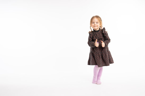 红发女孩穿着连衣裙竖起大拇指的全身照图片下载