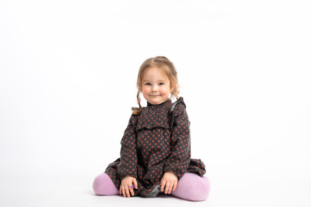 穿着紫色紧身衣，看着镜头的红发可爱小女孩图片下载