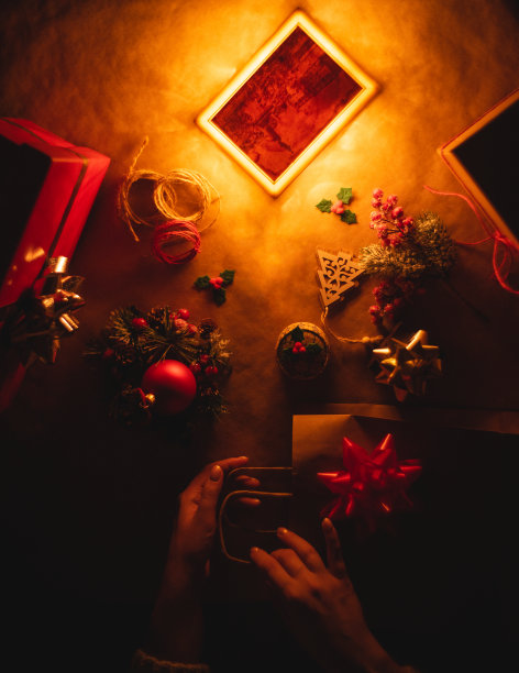 带装饰品和女性双手包装礼物的圣诞节背景图片下载