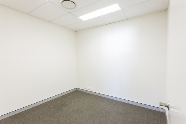 一间铺着灰色地板的空房间图片下载