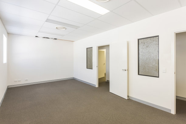 一个有门的空房间图片下载