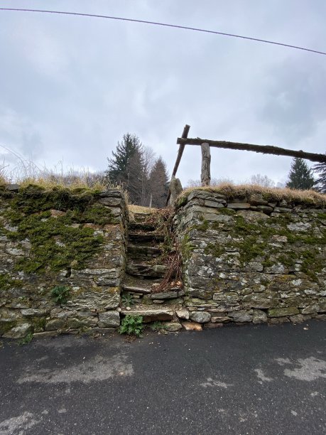 Mondonico，意大利阿尔卑斯山北部的一个古老村庄图片下载