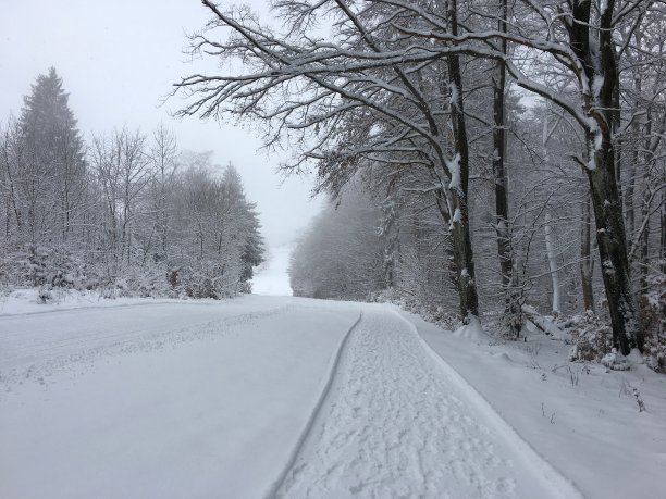这是阿尔布施塔特斯瓦比亚山脉冬季徒步旅行的必经之路图片下载