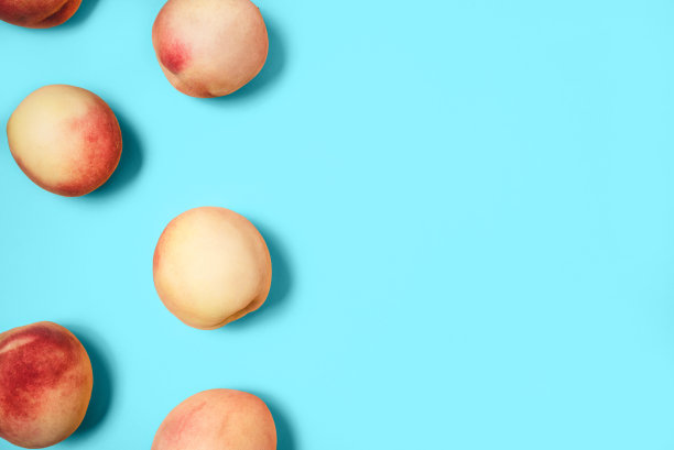 绿松石背景上的几个桃子。图片下载