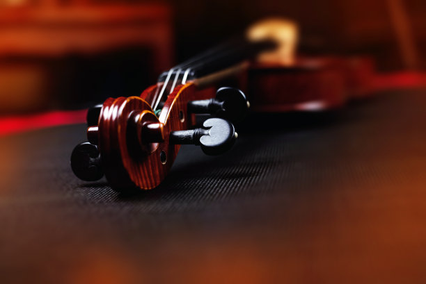 小提琴的模糊琴头背景，复古艺术色调，周围光线模糊图片下载