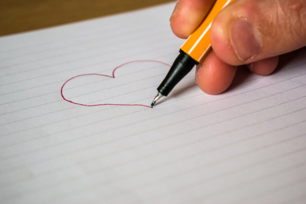 笔记本白纸上的手绘红色爱心图片下载