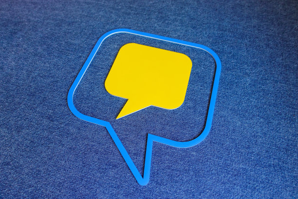 聊天概念-黄色和蓝色聊天气泡在蓝色背景。图片下载