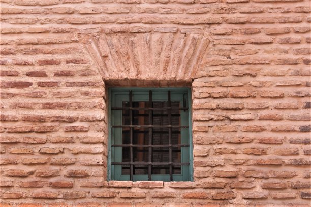 红砖墙配铁笼窗图片下载