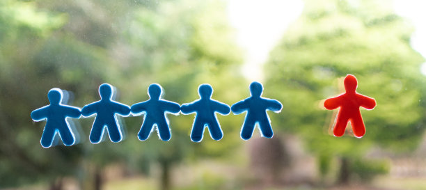 歧视的象征。蓝色图形是统一的，红色图形是孤立的。图片下载