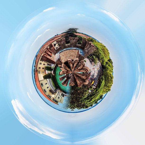 阳光明媚的夏日，从堡垒眺望意大利锡尔苗内加尔达湖小镇图片下载