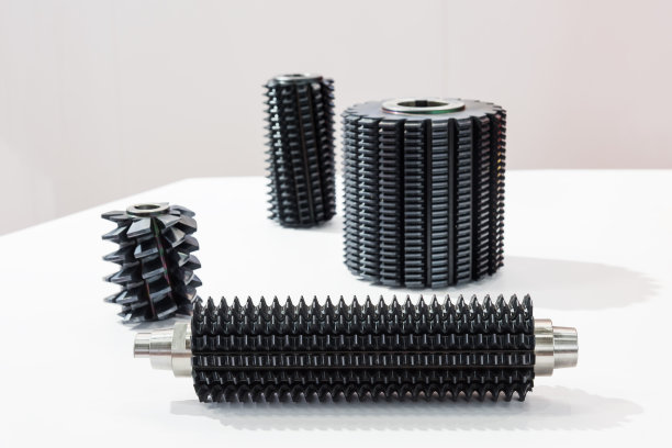 滚齿数控铣刀显示在白色工作台上，选择性聚焦图片下载