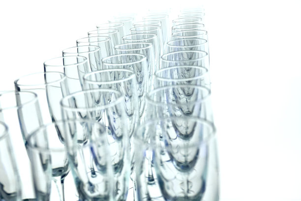 桌子上有一排排的玻璃杯图片下载