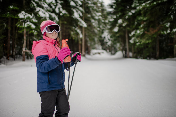 滑雪和冰雪乐趣：儿童滑雪，儿童冬季运动素材图片下载