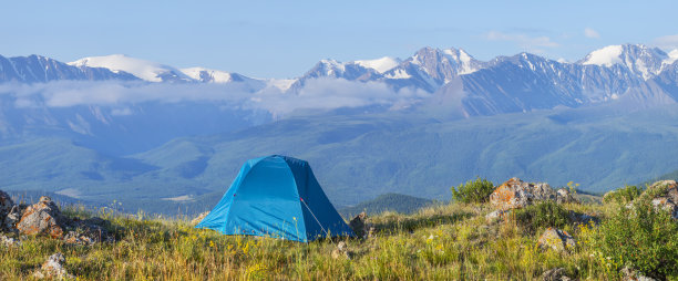 雪山背景下的帐篷，山地旅游图片下载