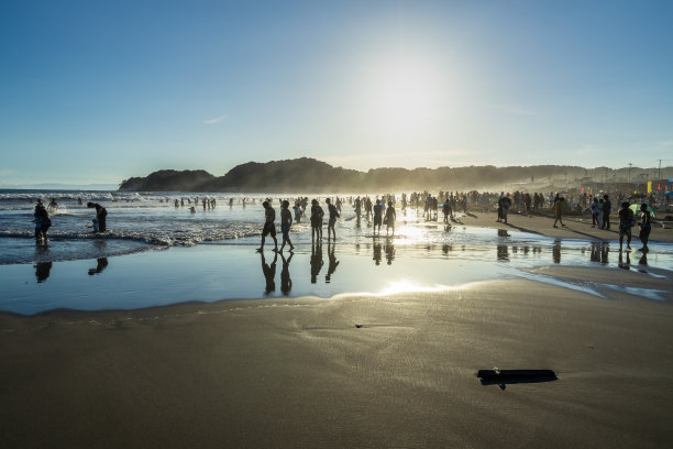 日本镰仓由比滨海滩日落景色，热门家庭和冲浪胜地图片下载