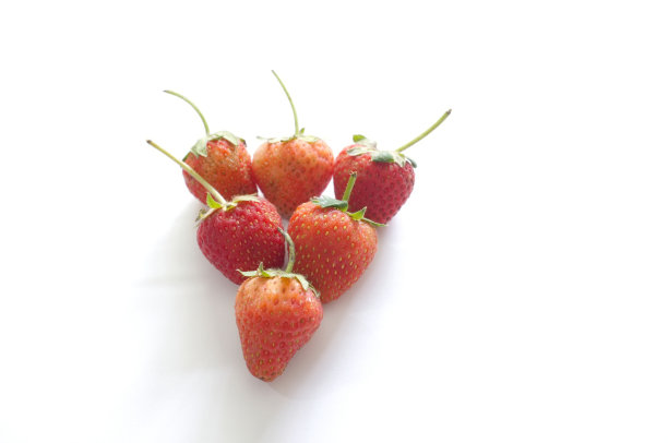 白色背景上的新鲜草莓。图片下载