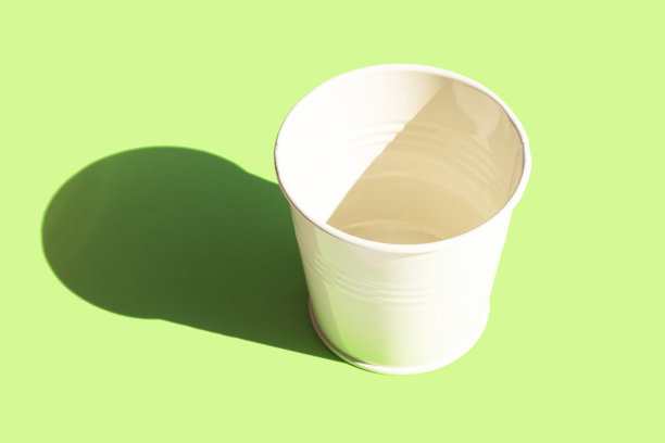 白色的桶图片下载